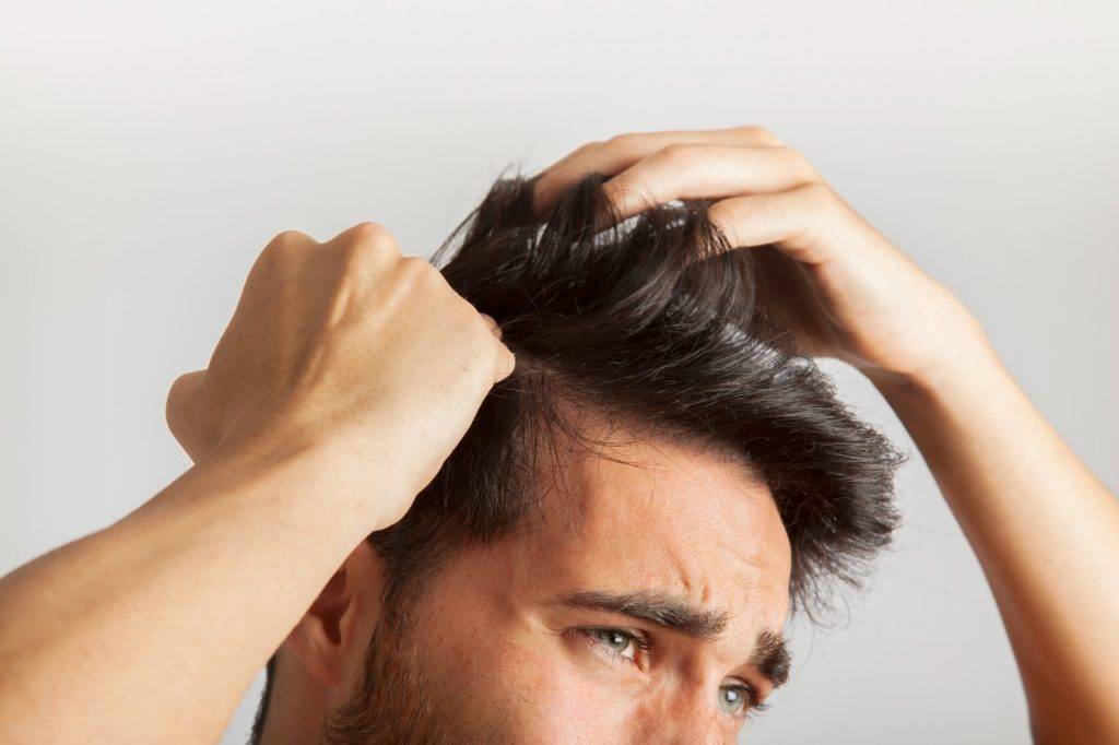 uomo-problema-cute-capelli